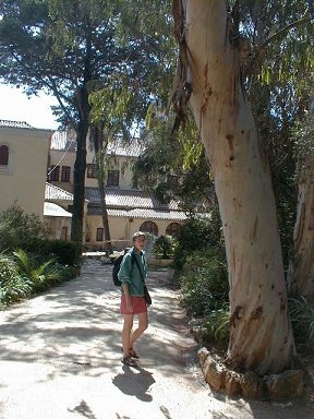 Nicky going into the park in Cascais